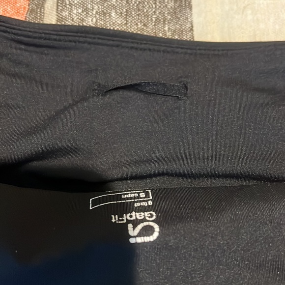 2/$15 Women’s GapFit gfast small black capri leggings - Picture 7 of 11